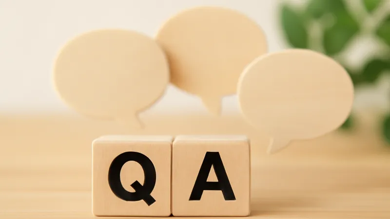 木製ブロックに「Q」と「A」の文字が描かれた写真。