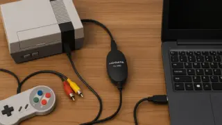 レトロゲーム機とGV-USB2を使ってPCに接続された状態の写真風イメージ（ファミコン本体・AVケーブル・GV-USB2・ノートPCが机上に並ぶ）