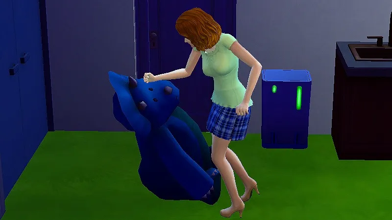 シムズ4（PCゲーム）でぬいぐるみを殴って怒りを鎮めている女性シム