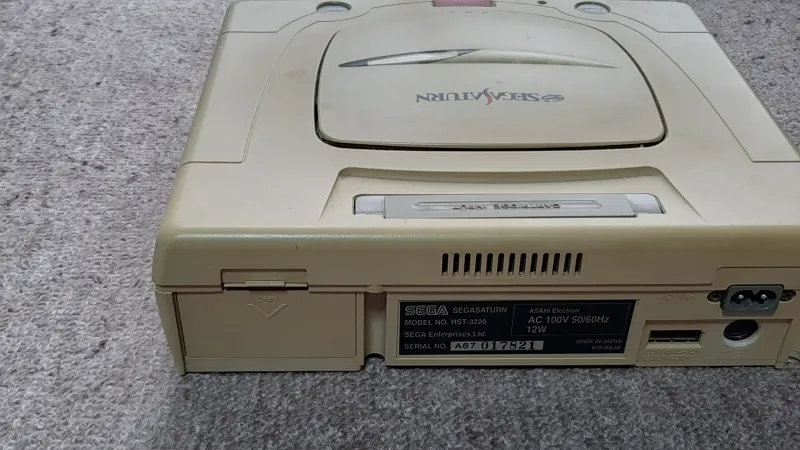 セガサターン本体の背面と電池ボックスカバーの写真