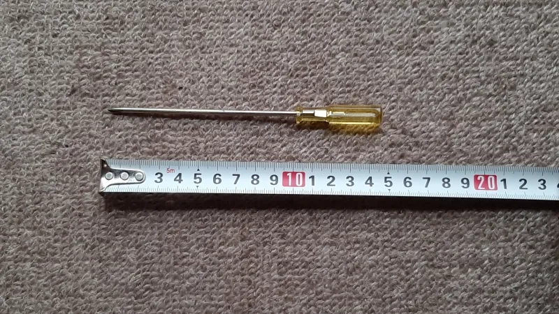 セガサターン本体の修理に使用したプラスドライバー(スケールとの比較で長さ表示)
