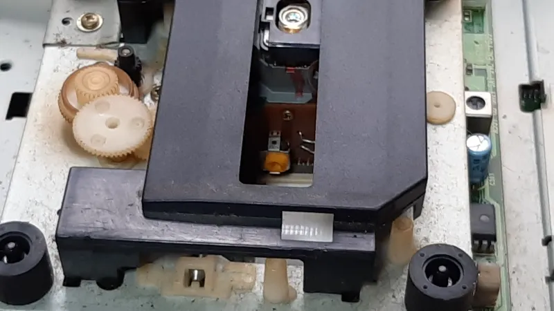 セガサターン本体内部の黄色いネジの拡大写真