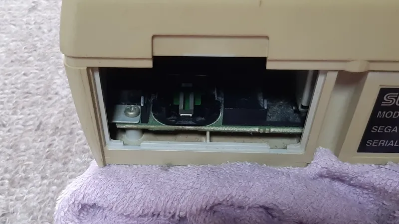 セガサターン本体背面の電池ホルダー（CR2032を取り外した状態）