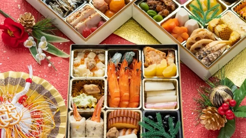 赤と金の和紙に並んだお祝い感のある三段重おせち