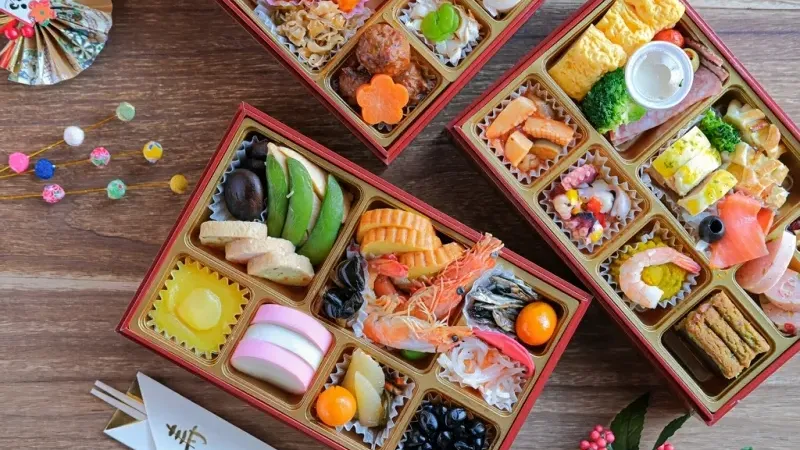 カジュアルな雰囲気の中で楽しめるカラフルなおせち三段重