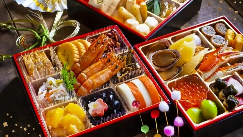 海老やイクラが目立つ海鮮中心のおせち三段重
