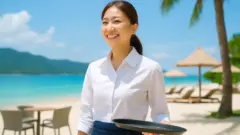 リゾート地で笑顔で働く若い女性スタッフ