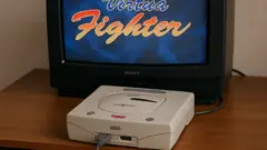 テレビの前にセガサターン本体が置かれている様子