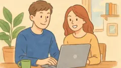 自宅のテーブルでノートパソコンを見ながら、楽しそうに作業する若い男女のイラスト。背景には観葉植物や本棚、窓から青空が見える温かみのある室内。