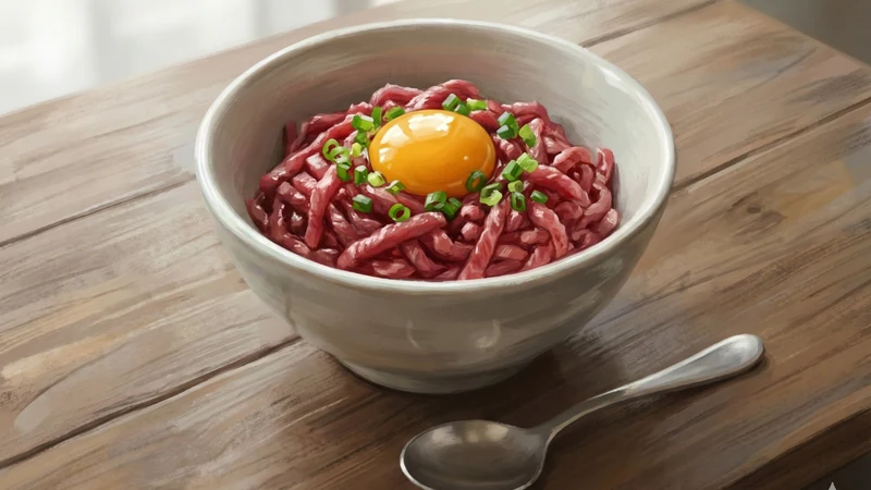 木目のテーブルに置いた白い丼に細切りの馬肉ユッケ風を盛り、中央に卵黄、刻みねぎを散らし、窓からの柔らかな光が差し込むシーン